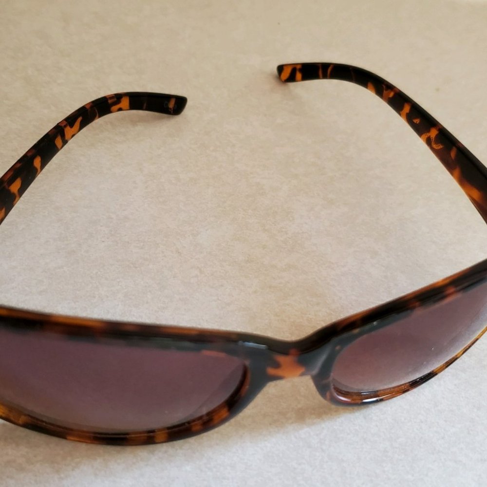 Sunglasses - Tortoise Shell - Picture 3 of 4